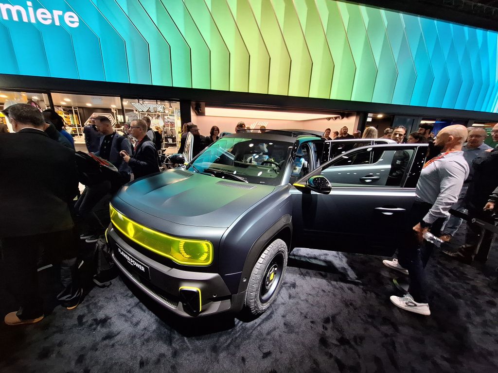 GALERIE FOTO | Noul Renault 4 E-Tech Electric a fost lansat la Paris. Cum arată, cât costă și ce - Imagine 1