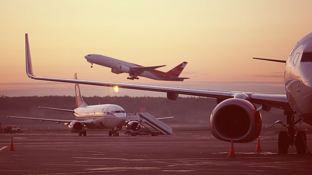 Parlamentul European susține drepturile celor care zboară cu avionul: De la un bagaj de mână gratuit și până la despăgubiri pentru o întârziere de peste trei ore