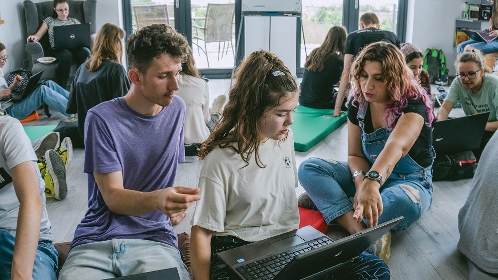 Abilități digitale pentru adulți și tineri: În ce orașe din România au loc cursuri