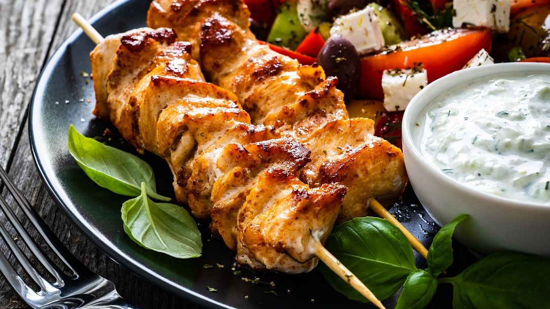 Vești proaste pentru românii care merg în Grecia: prețurile la souvlaki au crescut cu 30%