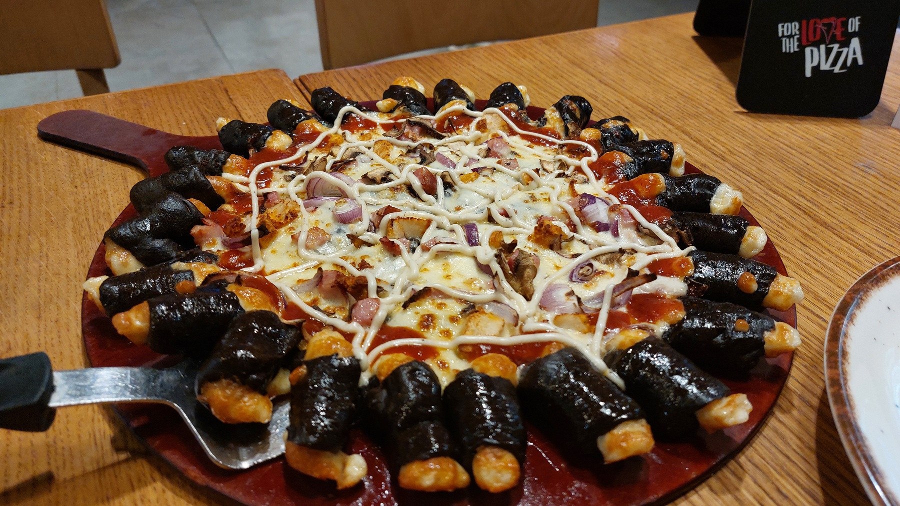 Pizza cu blat negru revine la Pizza Hut de Halloween. Cât timp poate fi comandată Spooky Bites