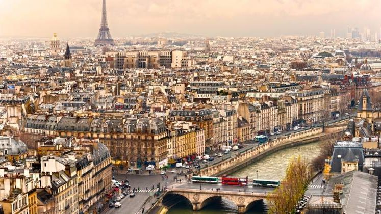 Cel putin 19 persoane au fost ranite intr-o explozie la un carnaval din Paris