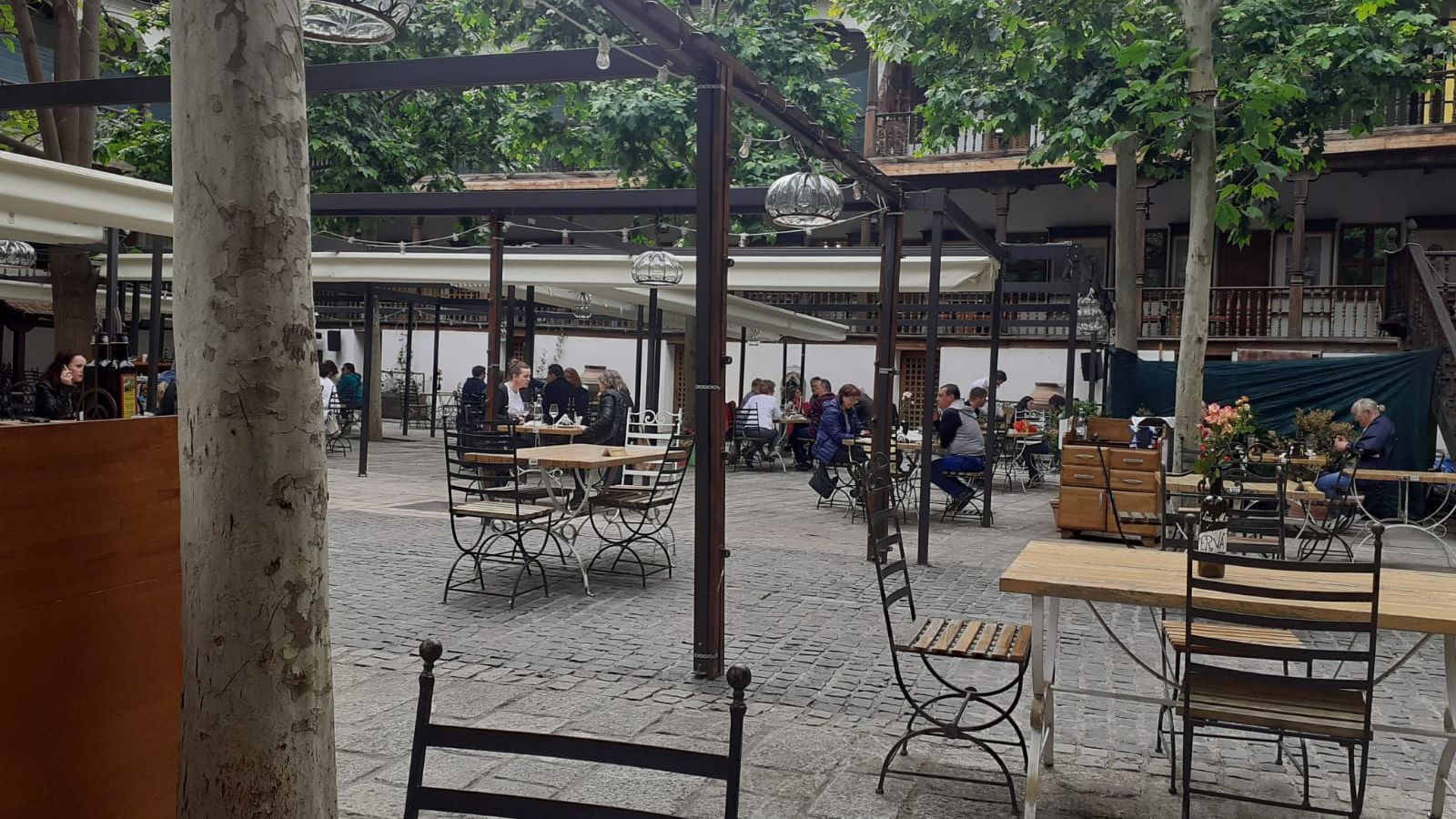 Papanași, bere și vin: Românii au ieșit în număr mare la terase în prima zi de relaxare a restricțiilor