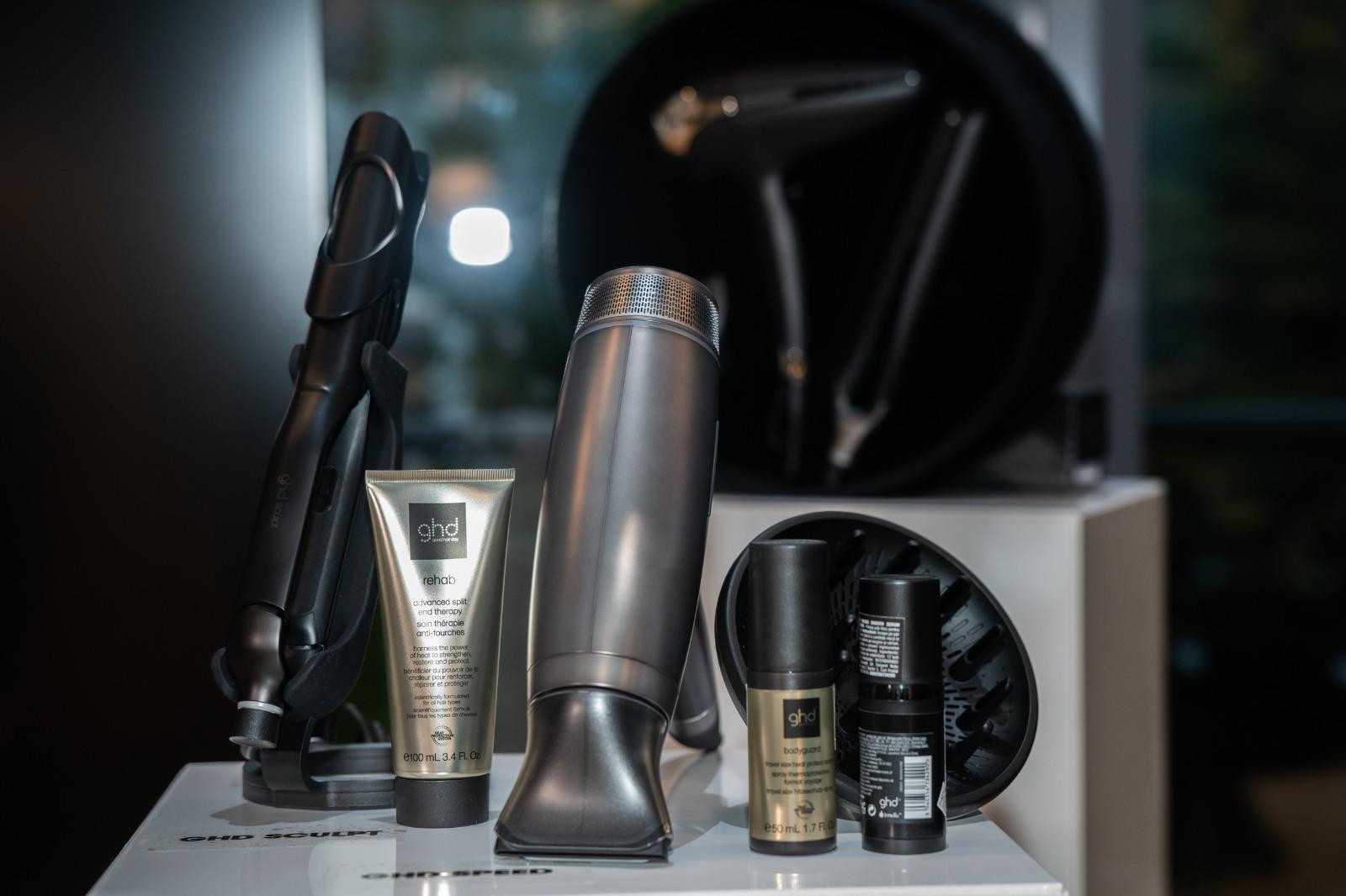 Cadouri de Crăciun pentru pasionatele de beauty: ghd lansează colecția Cashmere, cu plăci de păr și uscătoare în ediție limitată
