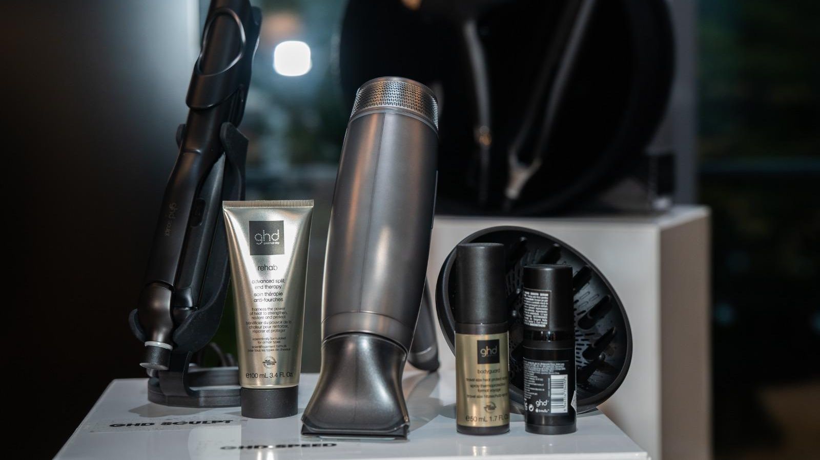 Cadouri de Crăciun pentru pasionatele de beauty: ghd lansează colecția Cashmere, cu plăci de păr și uscătoare în ediție limitată