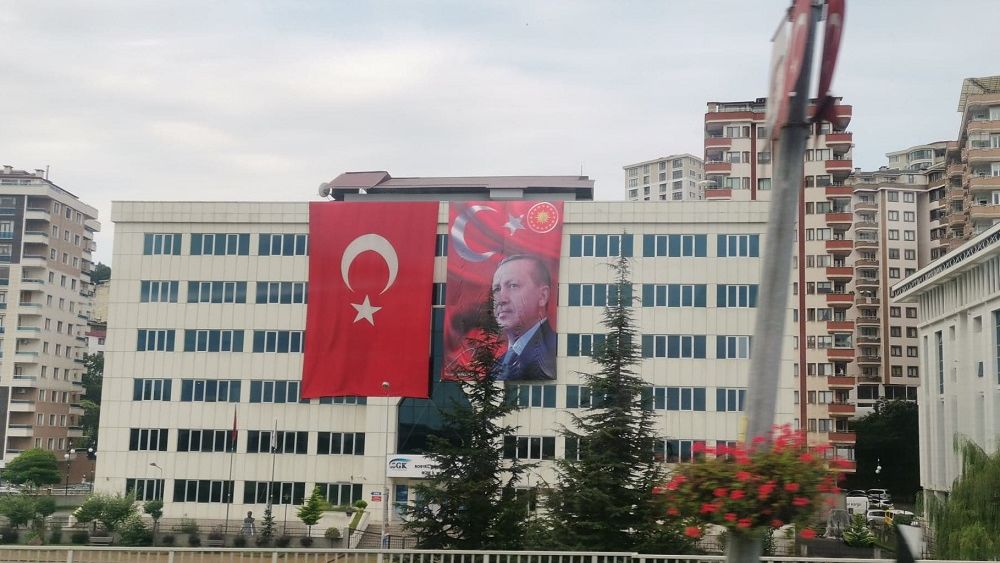 FOTO In trecere prin orasul natal al lui Erdogan: cum s-a pregatit Rize pentru vizita presedintelui Turciei