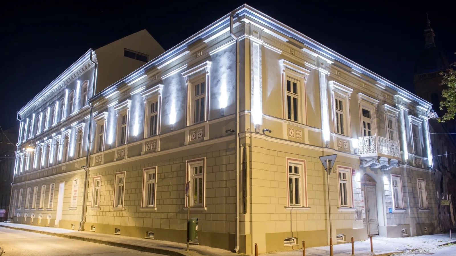 GALERIE FOTO | Unul dintre cele mai vechi palate din România, scos la vânzare pentru 5 mil. euro