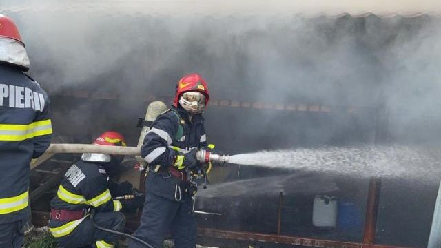 INCENDIU la un service auto din Capitală. O persoană a suferit arsuri la faţă