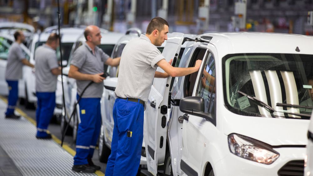 Noul Ford Transit Courier, produs la Craiova, a ieșit la lumină pentru prima oară, în camuflaj