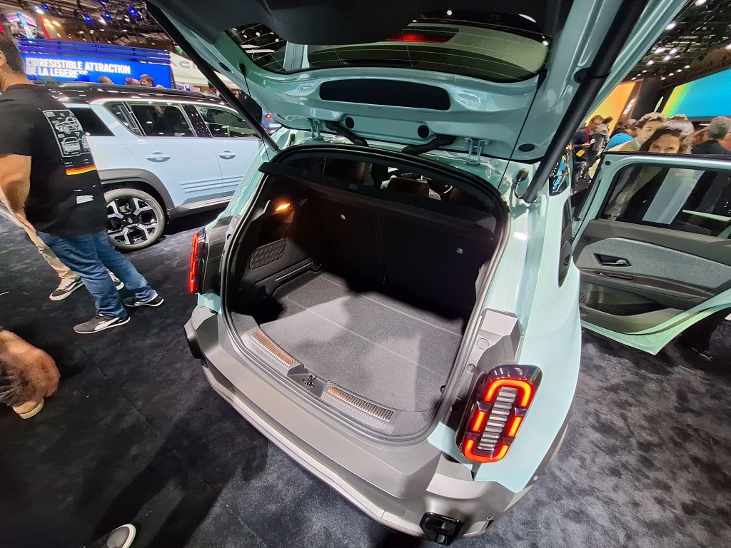 GALERIE FOTO | Noul Renault 4 E-Tech Electric a fost lansat la Paris. Cum arată, cât costă și ce - Imagine 20