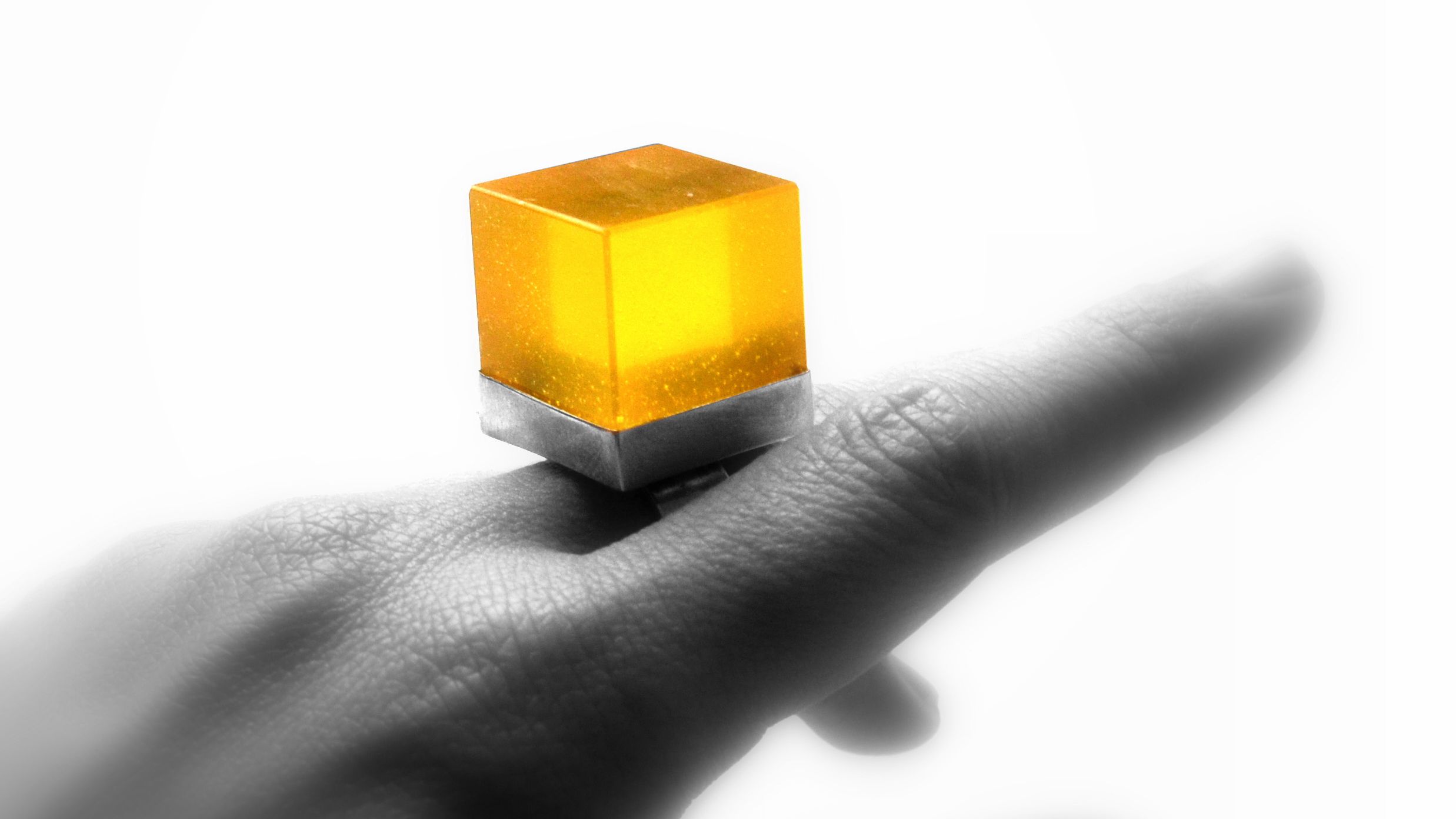 Povestea Monicai Iacovenco, arhitecta care proiecteaza bijuterii