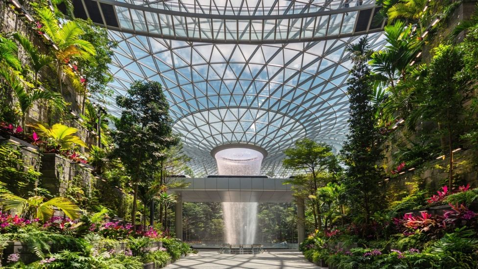 VIDEO: Cel mai frumos aeroport din lume inaugureaza o fantana gigant