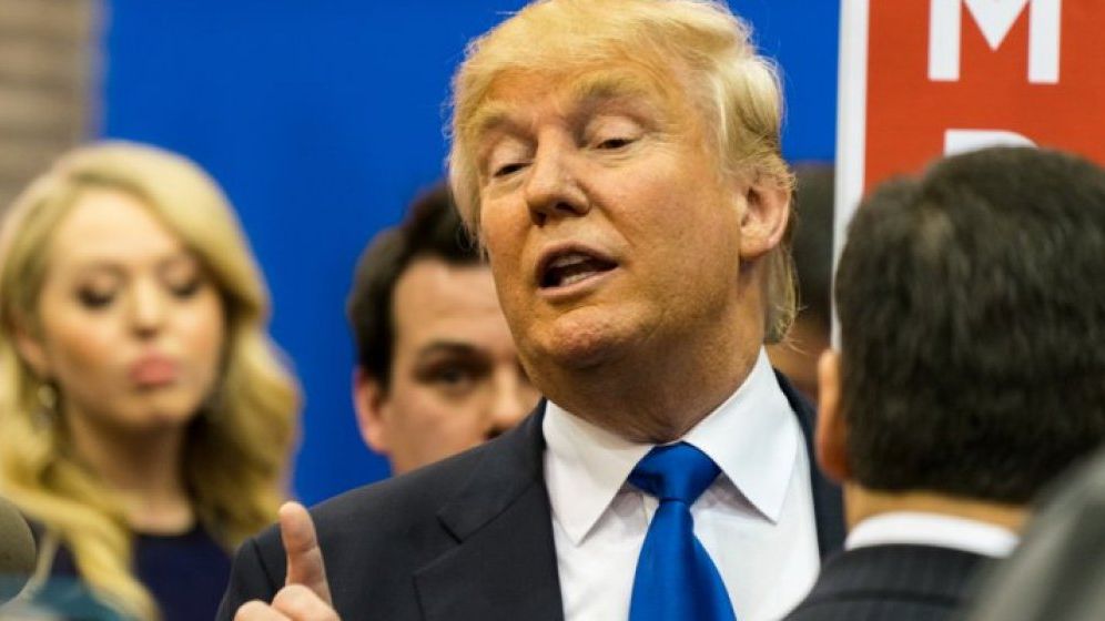 Donald Trump incalca protocolul regal si dezvaluie ca regina i-a spus ca Brexitul este o problema foarte complexa