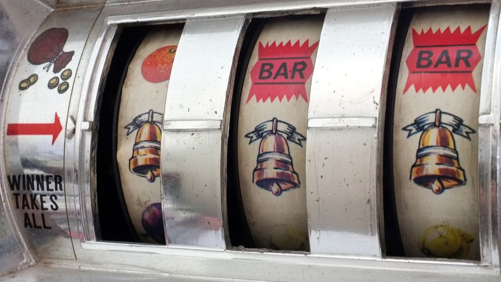 Amenzi de 25.000 lei pentru cinci români ieșiți la păcănele după ora 22:00