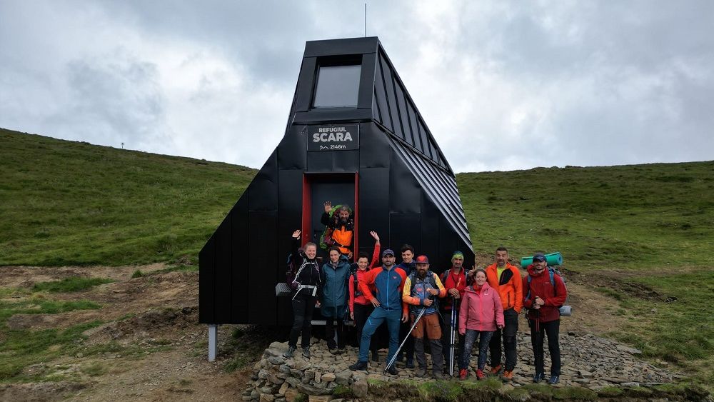 GALERIE FOTO: Cum arată noul refugiu Scara din creasta Munților Făgăraș. E un orologiu solar pe timp de zi și un observator de stele pe timp de noapte