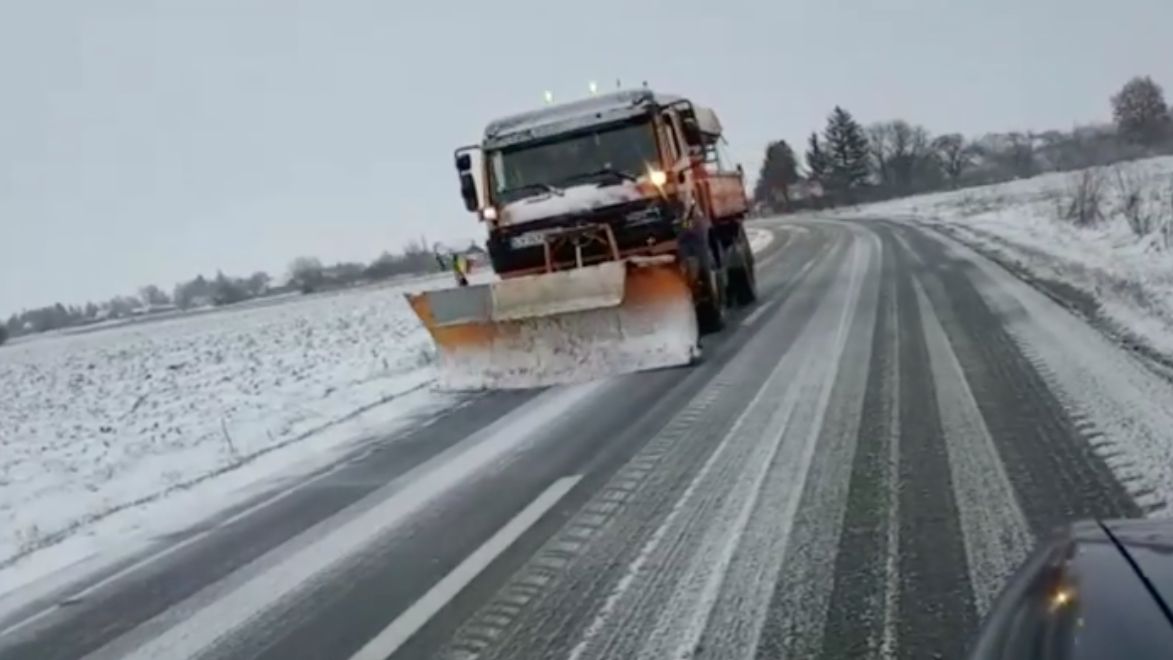 Iarnă în toată regula în centrul țării. Drumarii au fost nevoiți să scotă din nou pe drum utilajele de deszăpezire