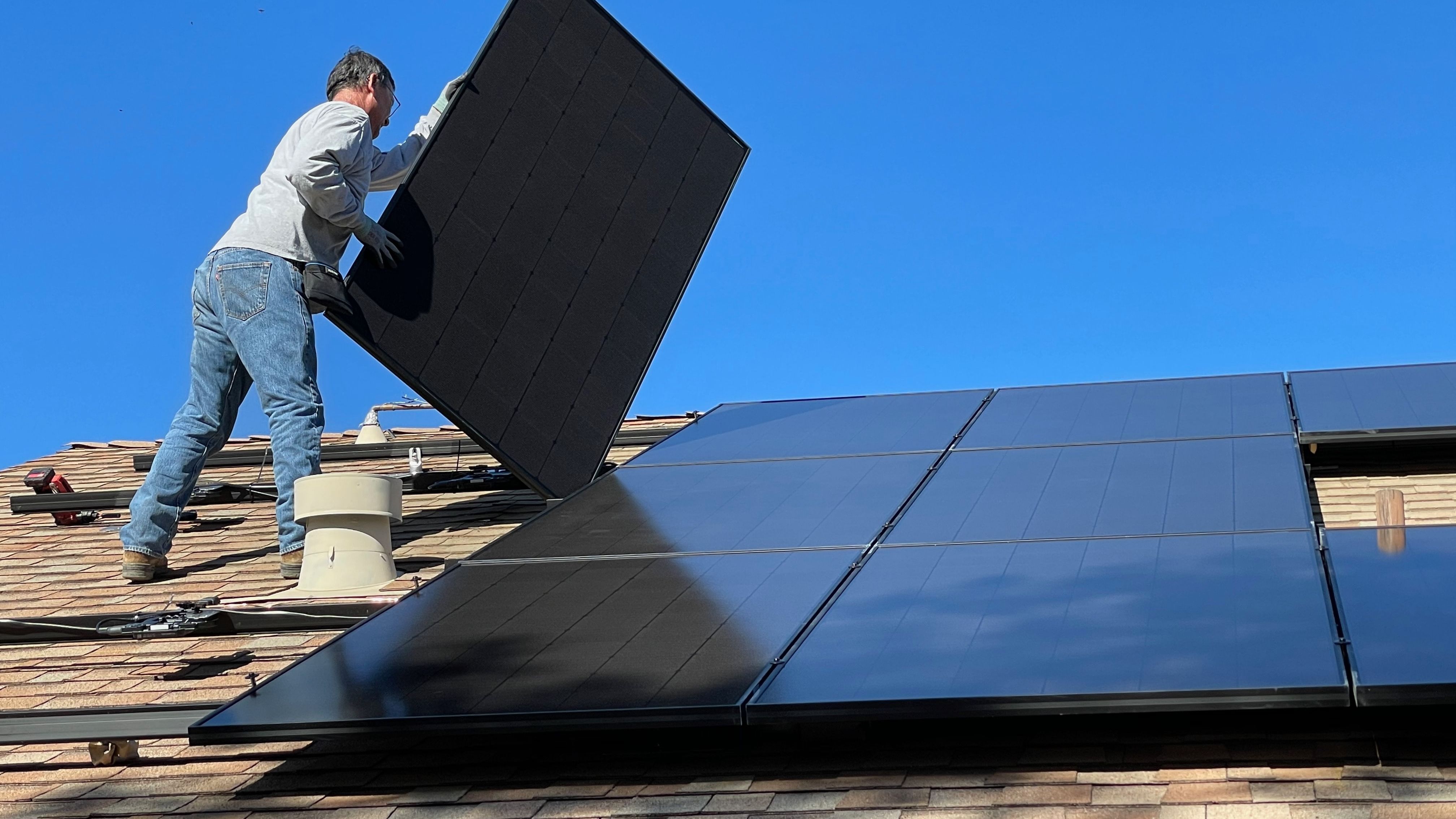 Cercetătorii americani au creat un panou solar cu eficiență de 30% și care e aproape la fel de eficient pe ambele fețe