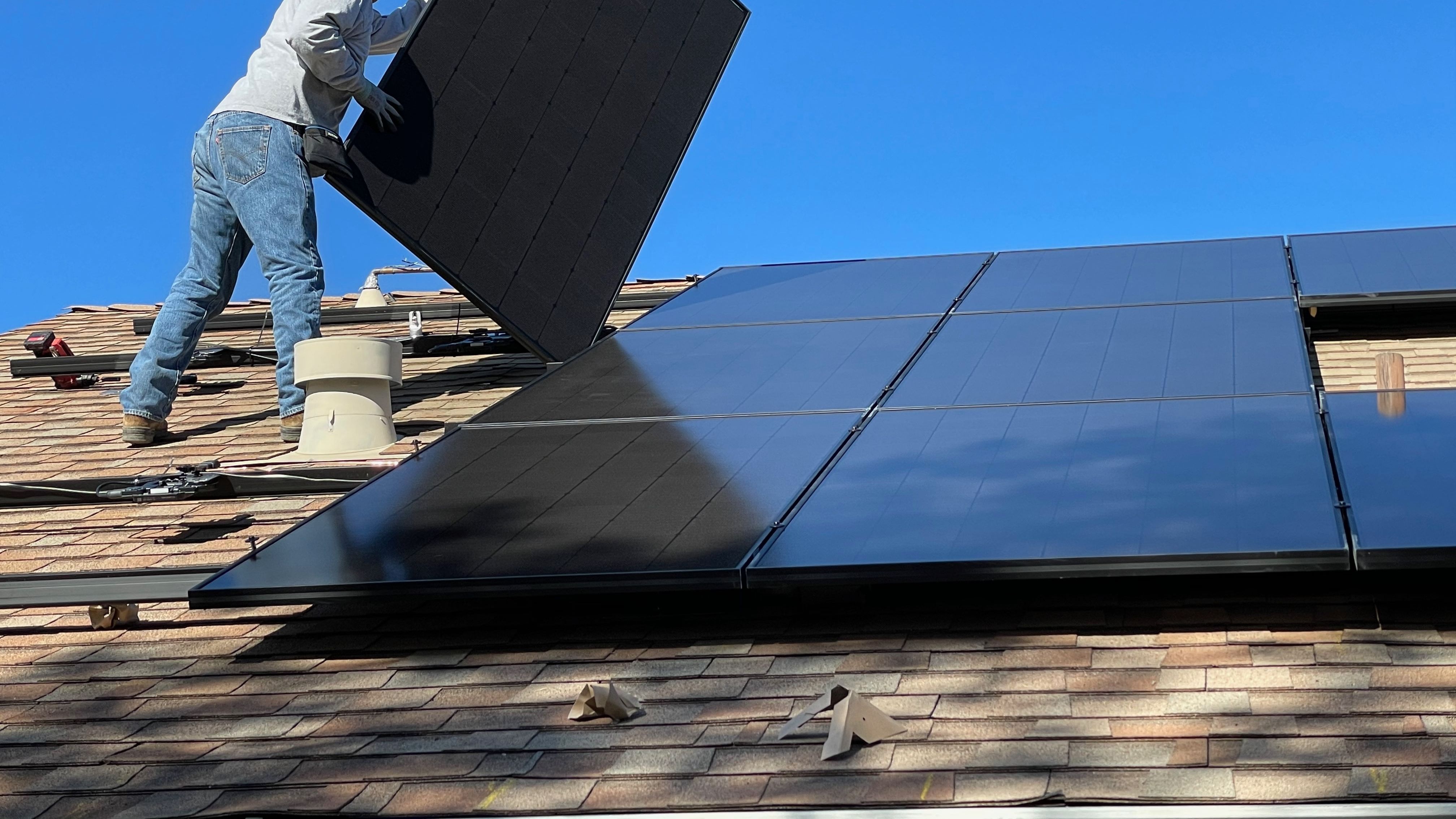 Energia verde câștigă teren, pe fondul războiului din Orientul Mijlociu. Comenzile pentru panouri solare cresc accelerat în Europa