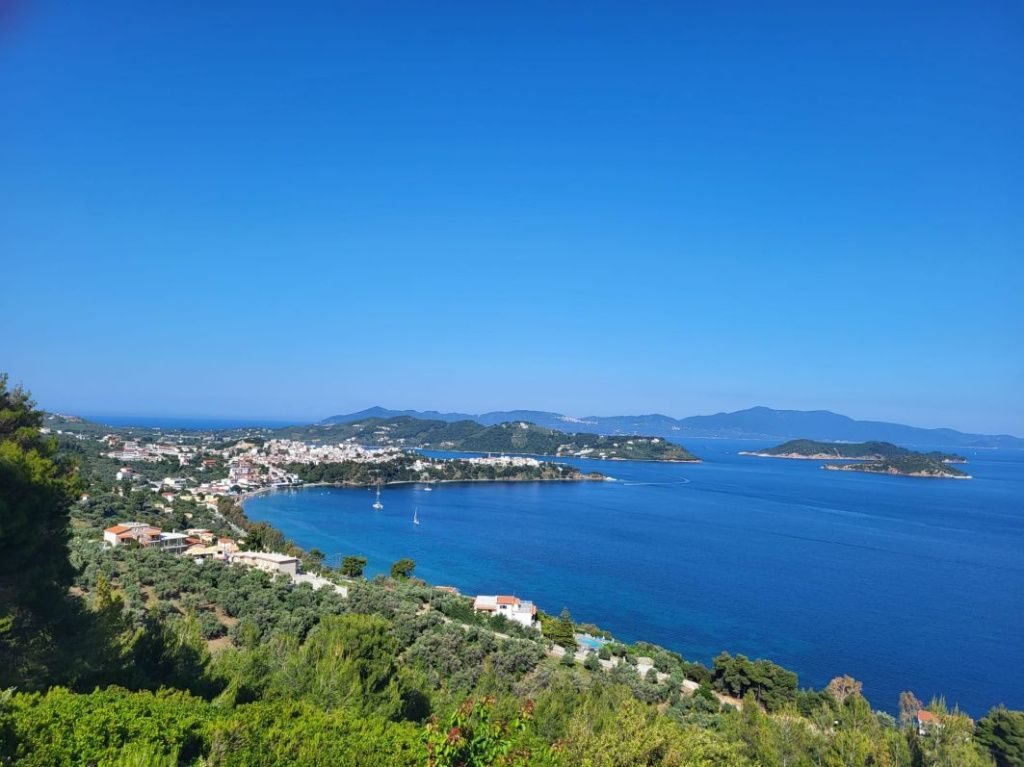 Skiathos, micuța insulă din Marea Egee cu păduri de pin, plaje premiate și povești medievale - Imagine 28