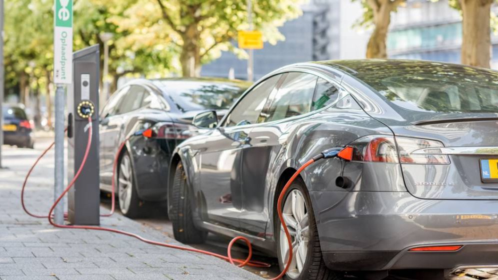 Analiză: Continuă declinul mașinilor electrice pe piața din România. Scădere cu aproape 60% a vânzărilor în noiembrie