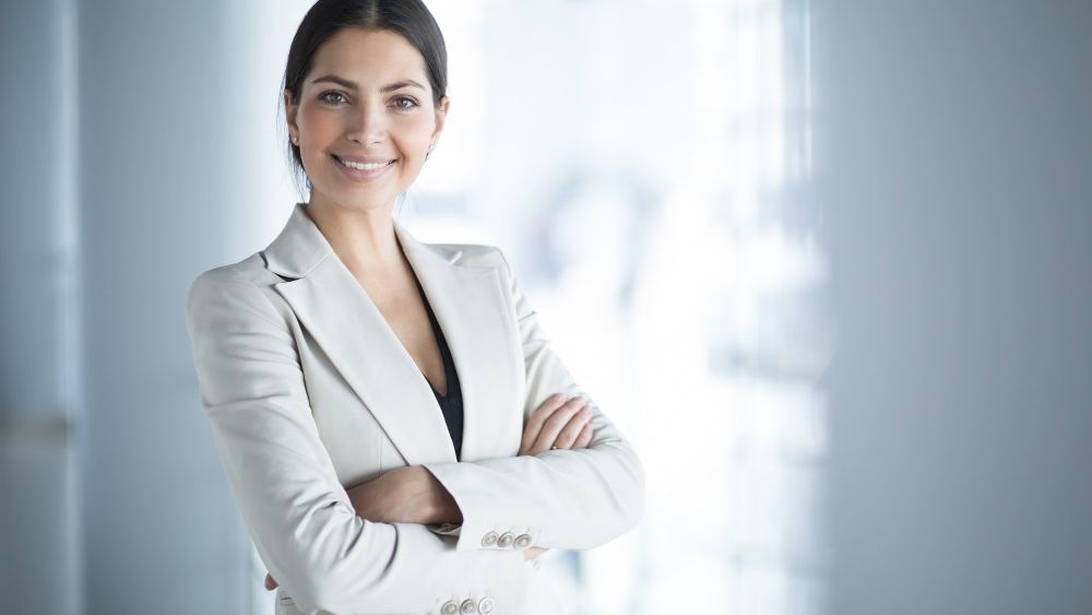 5 elemente cheie de care orice femeie trebuie să țină cont pentru a avea o ținută office impecabilă