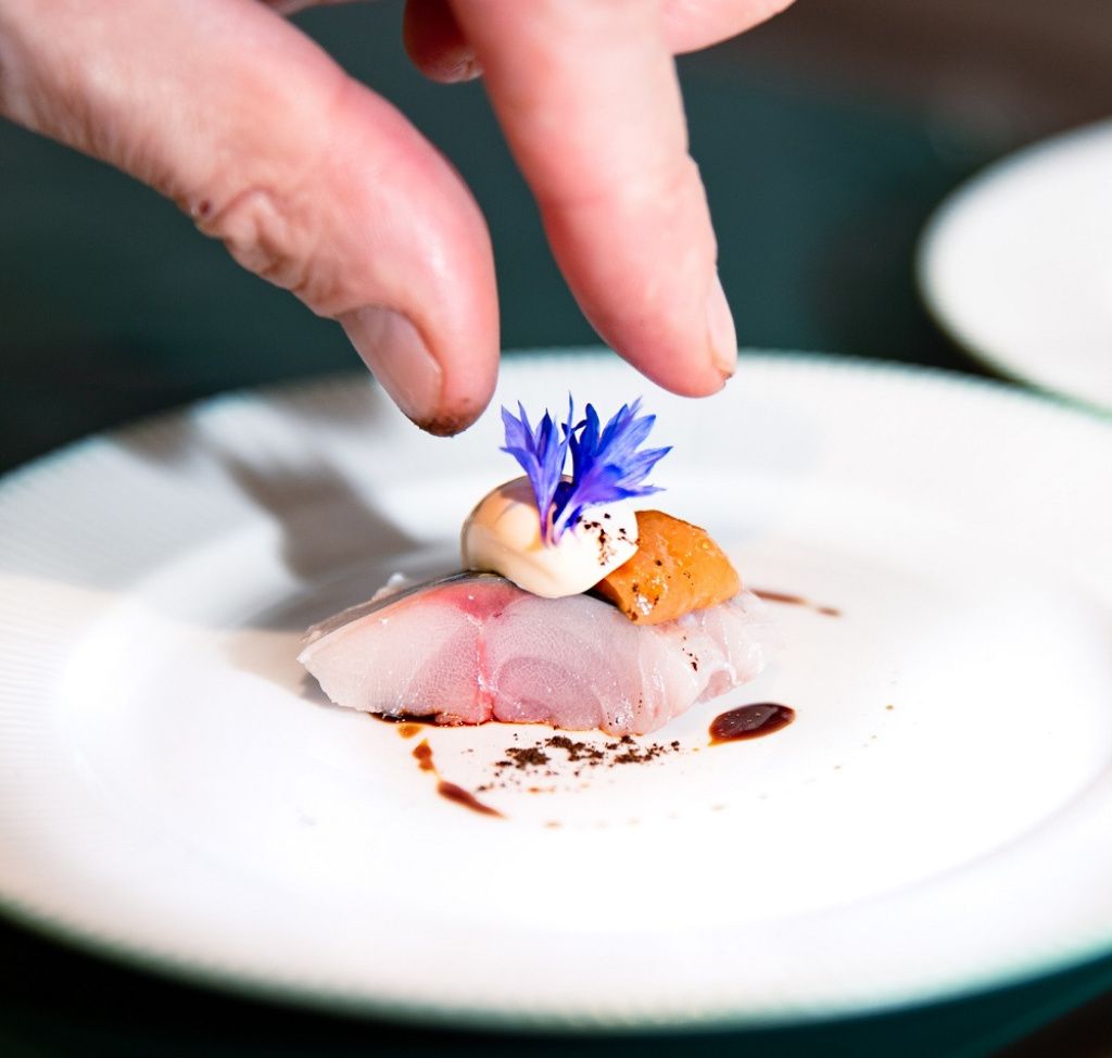 GALERIE FOTO: Restaurantul "žde fiță" din Paris în care să-ți impresionezi partenera de Vale - Imagine 1