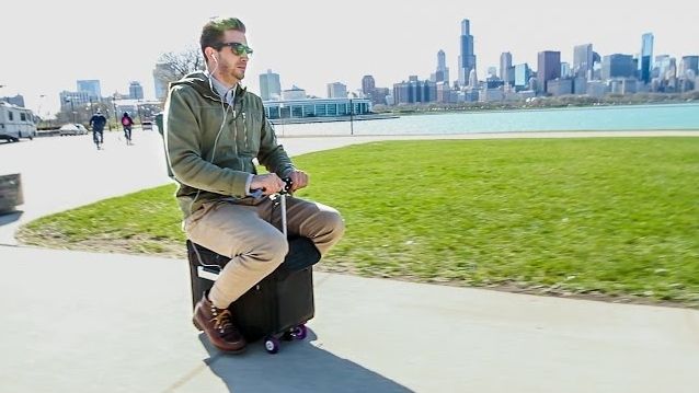 Americanii au inventat bagajul viitorului: are motor electric si poate rula cu 12 km/h cu un pasager