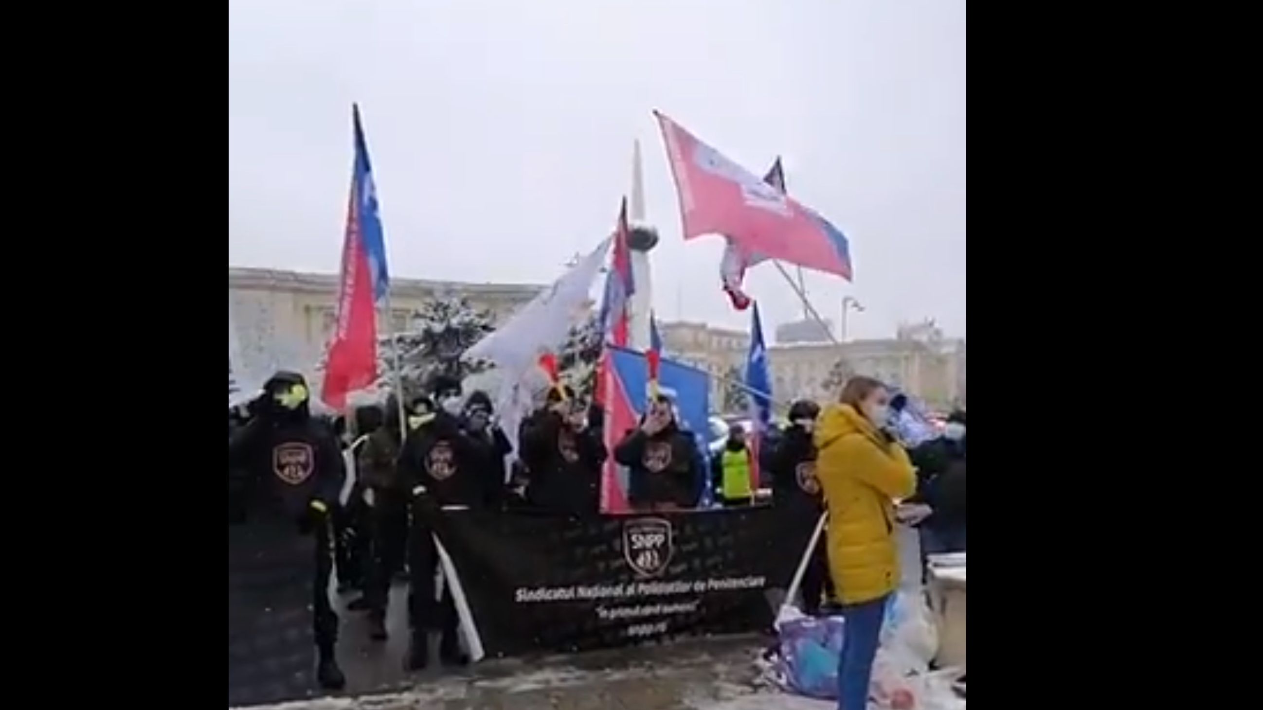 Zeci de sindicaliști protestează în București împotriva înghetării salariilor