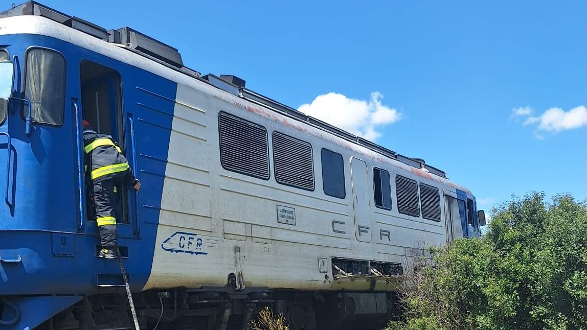 Degajare de fum la o locomotivă CFR Călători: peste 100 de călători au fost evacuați