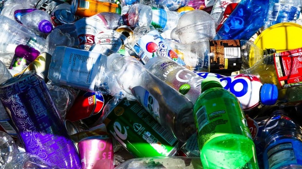 Românii vor plăti o taxă de 0,5 lei pentru ambalajele din plastic, sticlă sau aluminiu