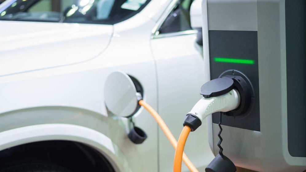 Studiu: 1 din 4 mașini vândute în Europa anul viitor ar putea fi electrice