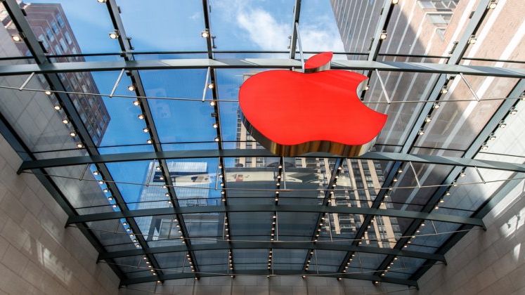 Apple a devenit prima companie americana a carei capitalizare a depasit 800 de miliarde de dolari