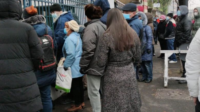 Coadă la Cantacuzino. Zeci de oameni așteaptă să cumpere noul supliment produs de Institut