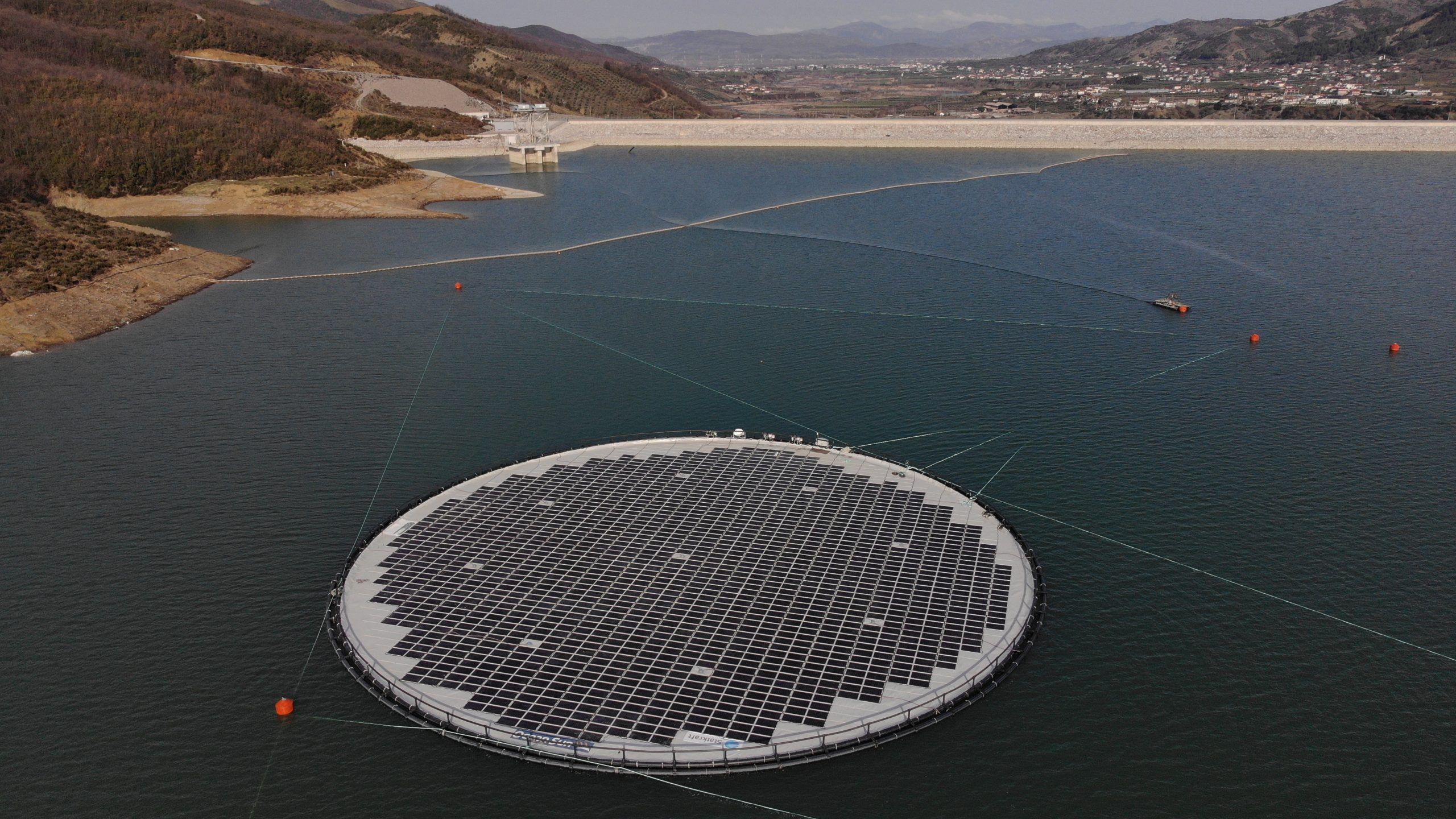 România ar putea avea un parc solar plutitor. Singurul din regiune tocmai a fost inaugurat în Albania