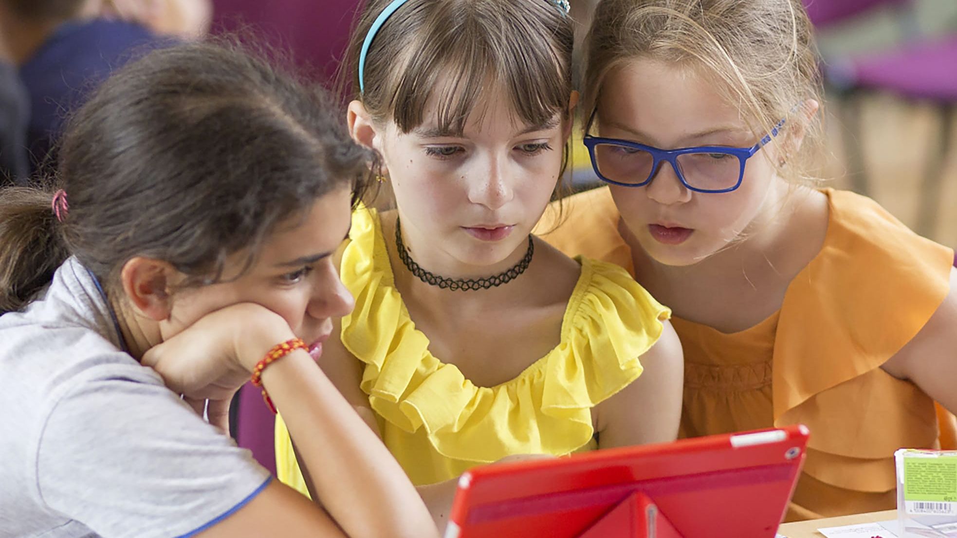 Copiii ne pot întrece în era digitală, nu roboții, și au instrumentele necesare să o facă