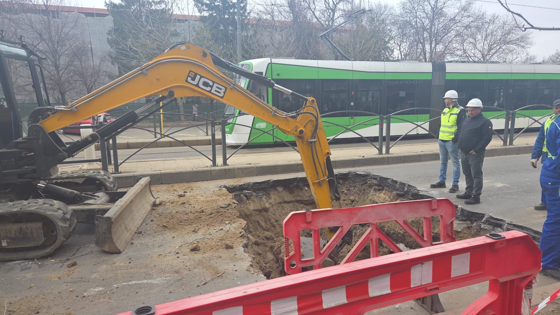 10 plăci de beton, afectate în urma craterului de pe șoseaua Mihai Bravu. Traficul rutier rămâne blocat
