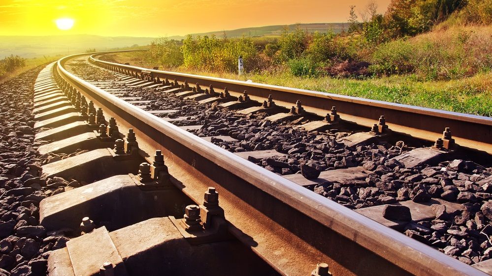 Ciolacu promite că aproape 1.000 km de cale ferată vor fi modernizați cu bani din PNRR