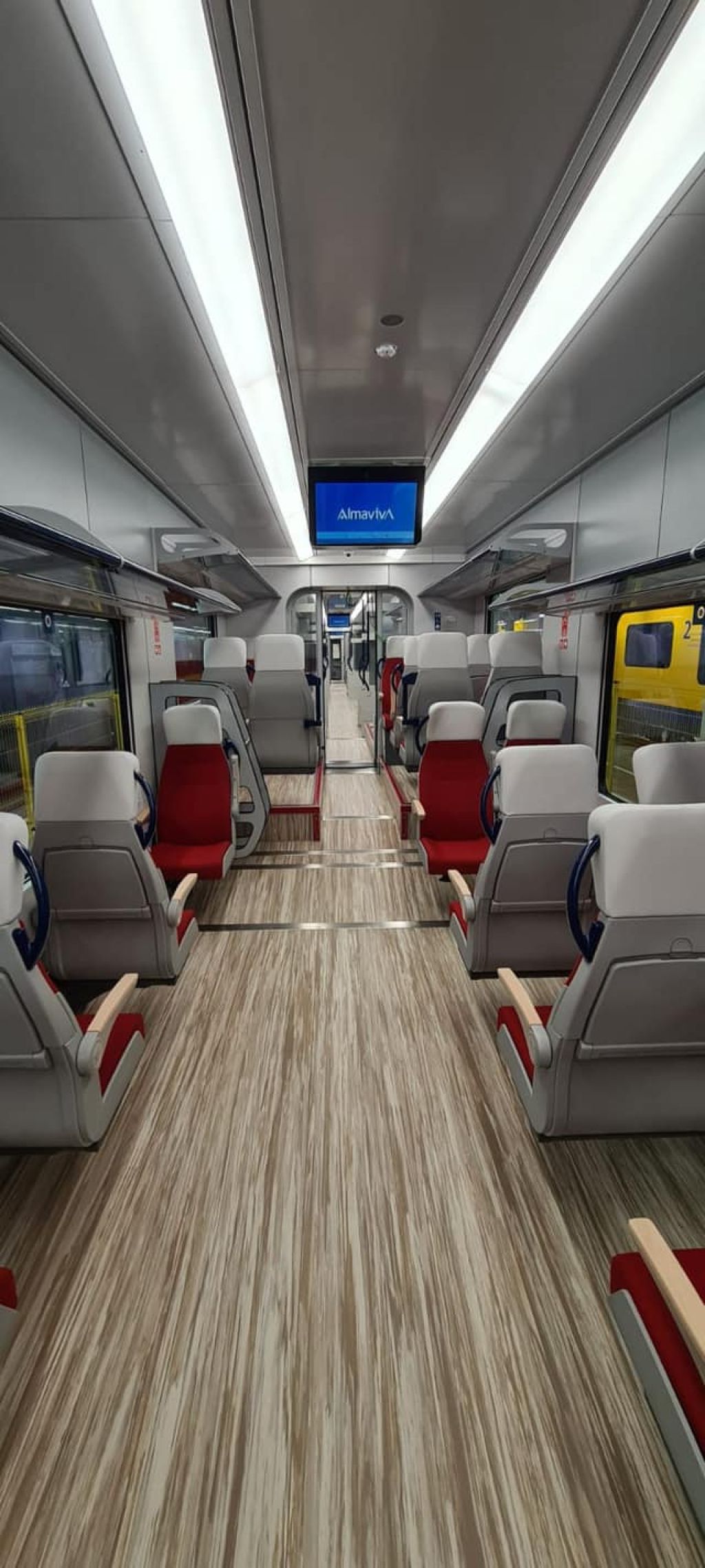 Rama electrică ALSTOM, primul tren nou cumpărat de România de 20 de ani încoace, a ajuns în ța - Imagine 8