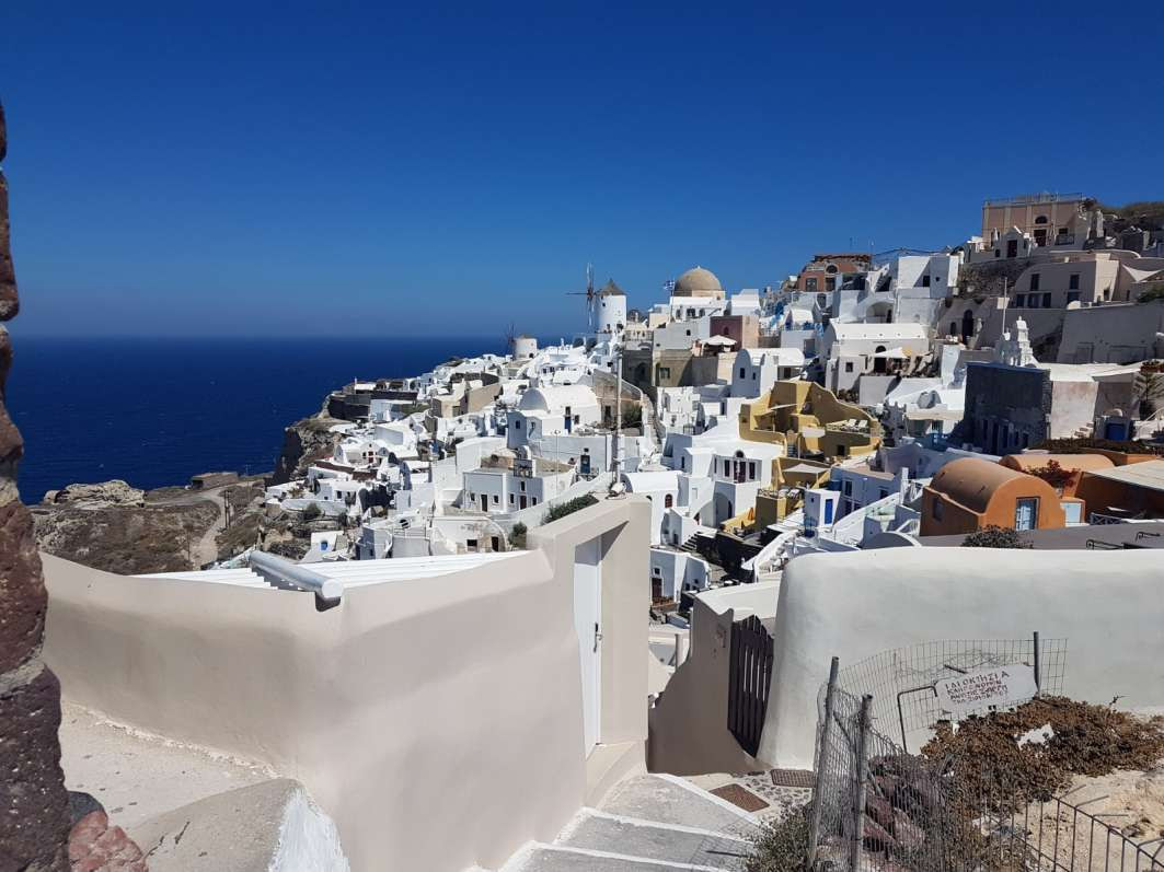 Cazare gratuită în Santorini, Paros și Rhodos. Medicii și asistentele pot alege viața pe insulele grecești