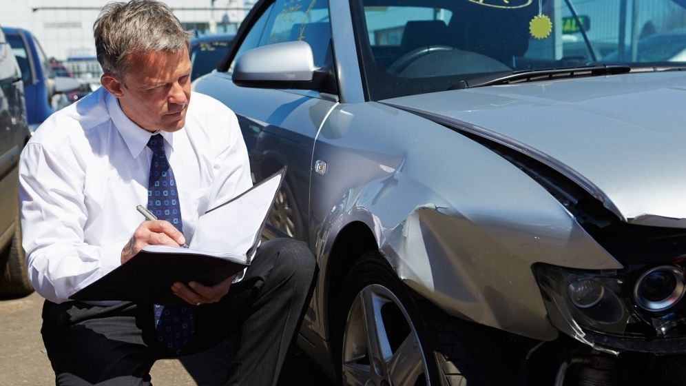 O nouă lovitură pentru piața RCA: Plafonarea prețurilor ar fi o idee bună?