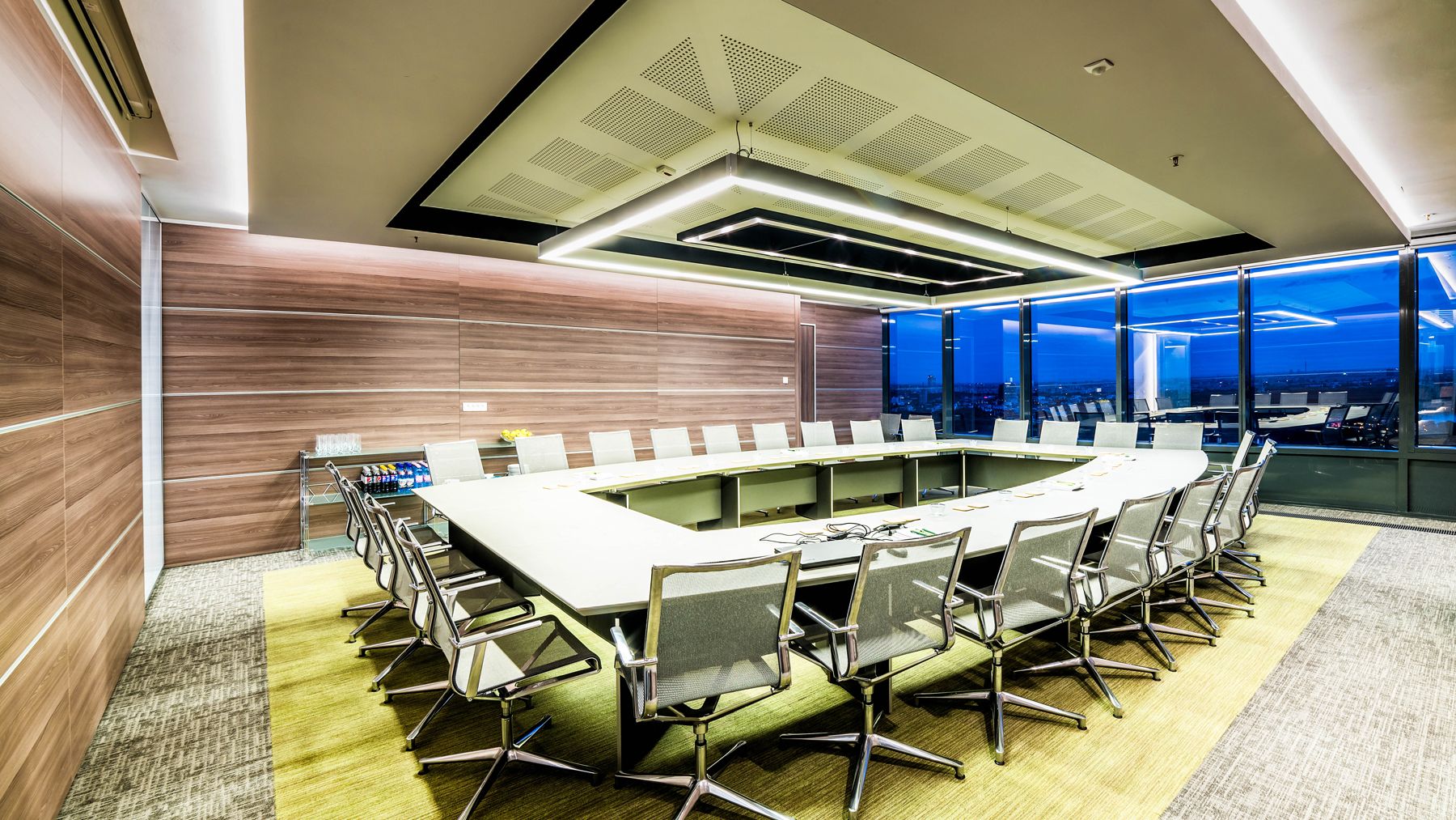 Locul in care deciziile luate aduc profitul mult ravnit: cum arata salile de sedinta care te inspira spre succes