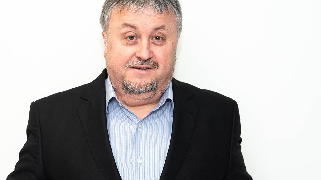 Senator cercetat penal pentru că ar fi lovit un bărbat cu telefonul în cap, la o petrecere