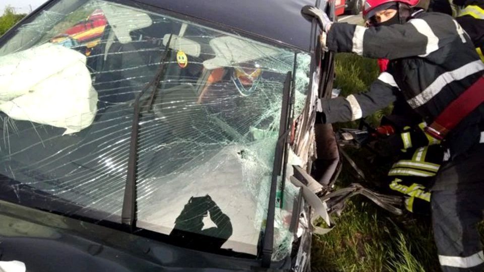 Prima zi fără restricții readuce haosul pe șoselele din țară. În Timișoara, un șofer a rămas încarcerat după ce două mașini și un autotren s-au ciocnit