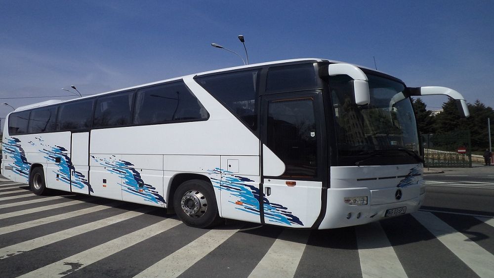 COVID-19 | O firmă de transport pune AUTOCARELE la dispoziția autorităților și a companiilor private