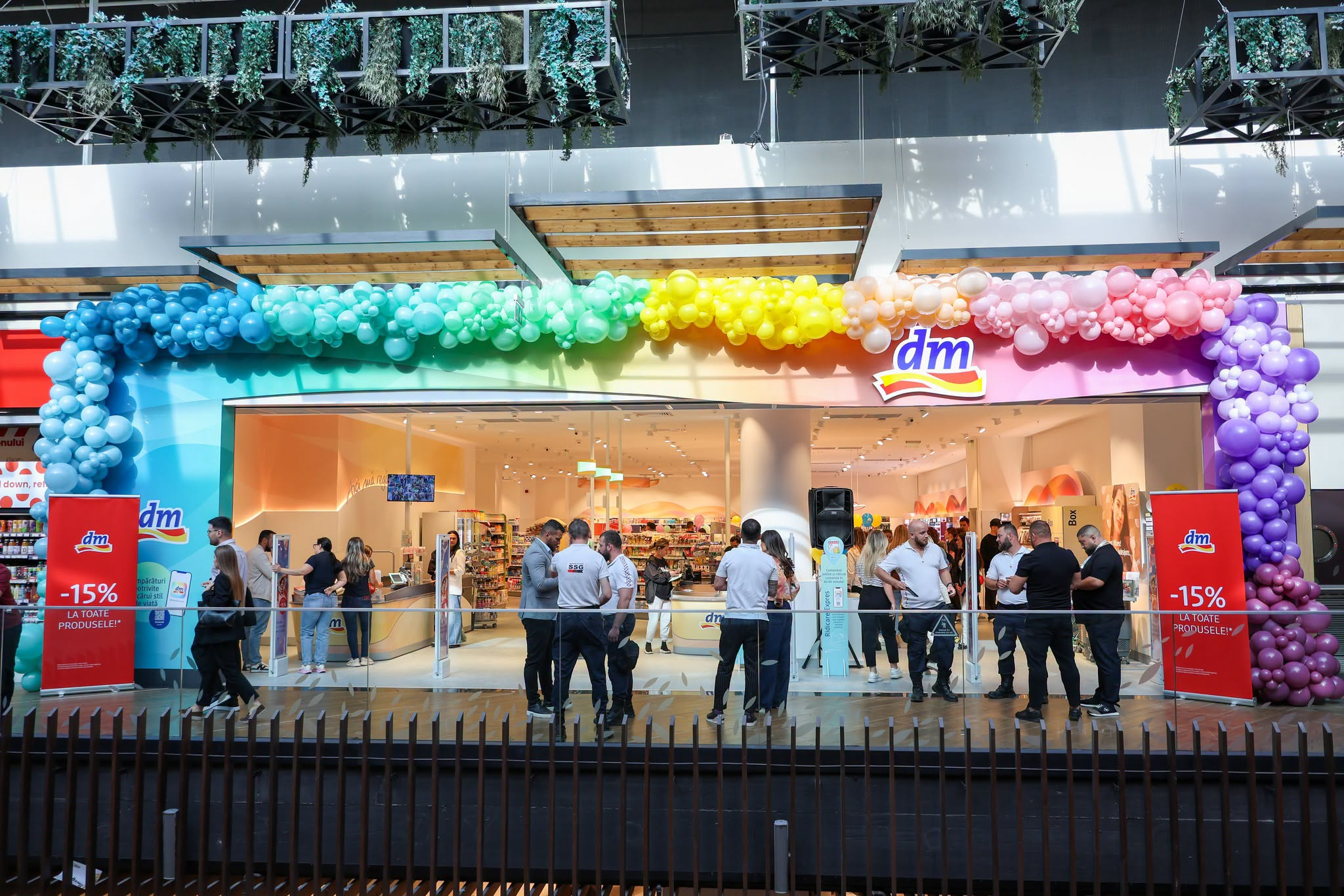Un nou magazin dm s-a deschis astăzi într-un mall din Capitală. Ce reduceri sunt oferite la inaugurare