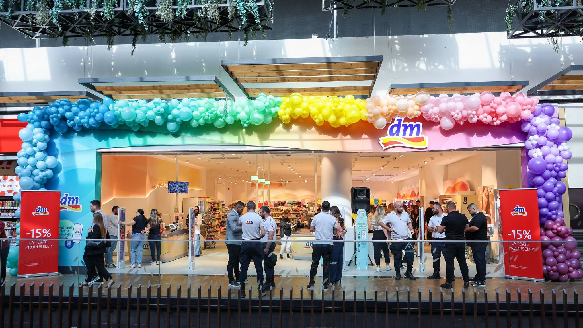 Un nou magazin dm s-a deschis astăzi într-un mall din Capitală. Ce reduceri sunt oferite la inaugurare