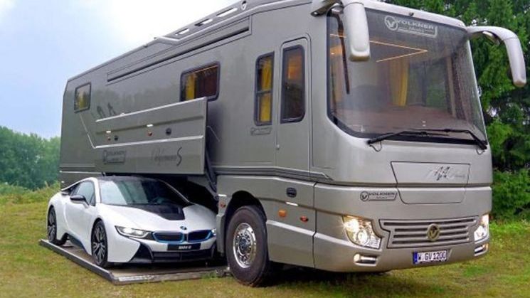 Lux de cinci stele in 12 metri de autobuz cu garaj si un BMW i8...