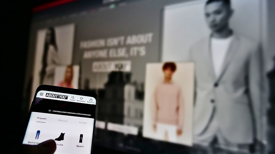 About You vrea să renunțe la livrarea gratuită pentru toate produsele: compania vrea să își optimizeze costurile pe care le are cu logistica