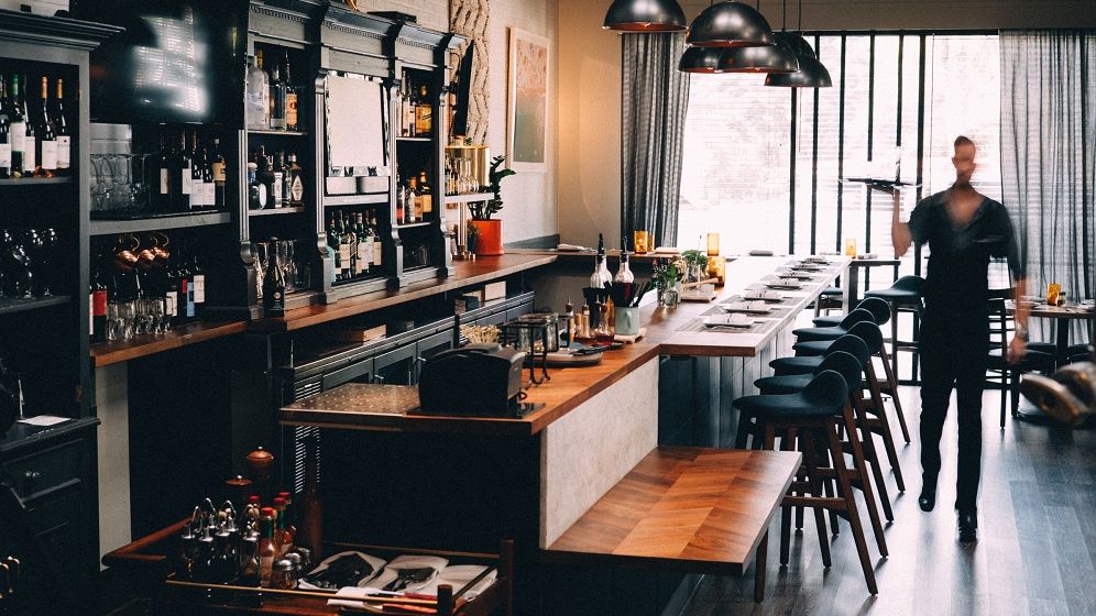 A reînceput goana angajărilor în HoReCa. Candidații se găsesc greu pentru că au fost „furați” de străinătate sau absorbiți deja de alte industrii