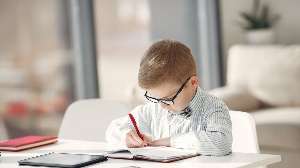 Cum rezolvă Inteligența Artificială problema lacunelor din educația elevilor